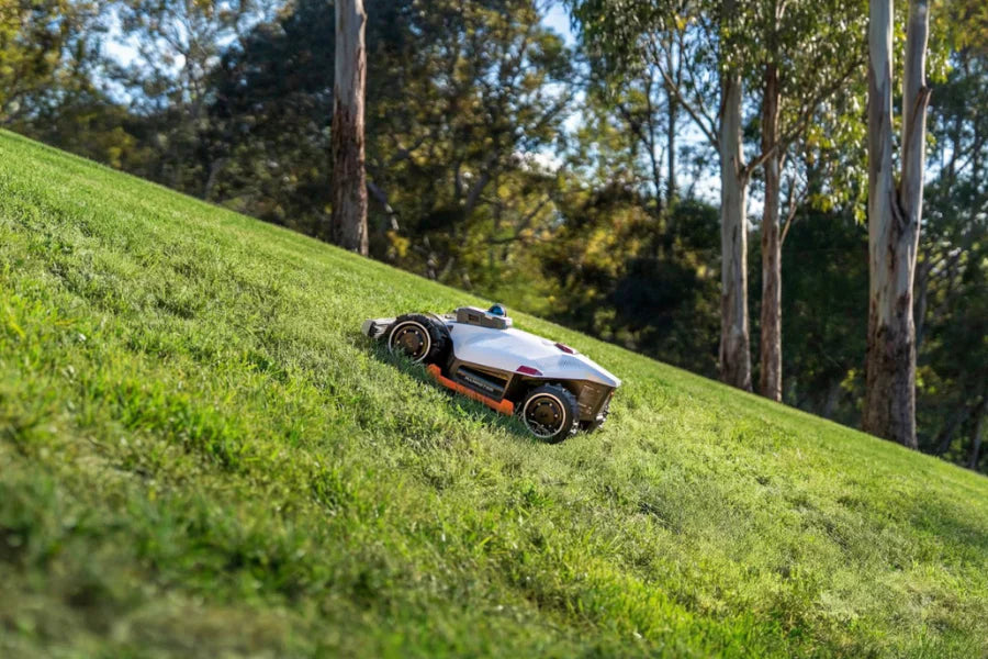 Bedste robotplæneklipper til stejle skråninger - LUBA 3 AWD-serien