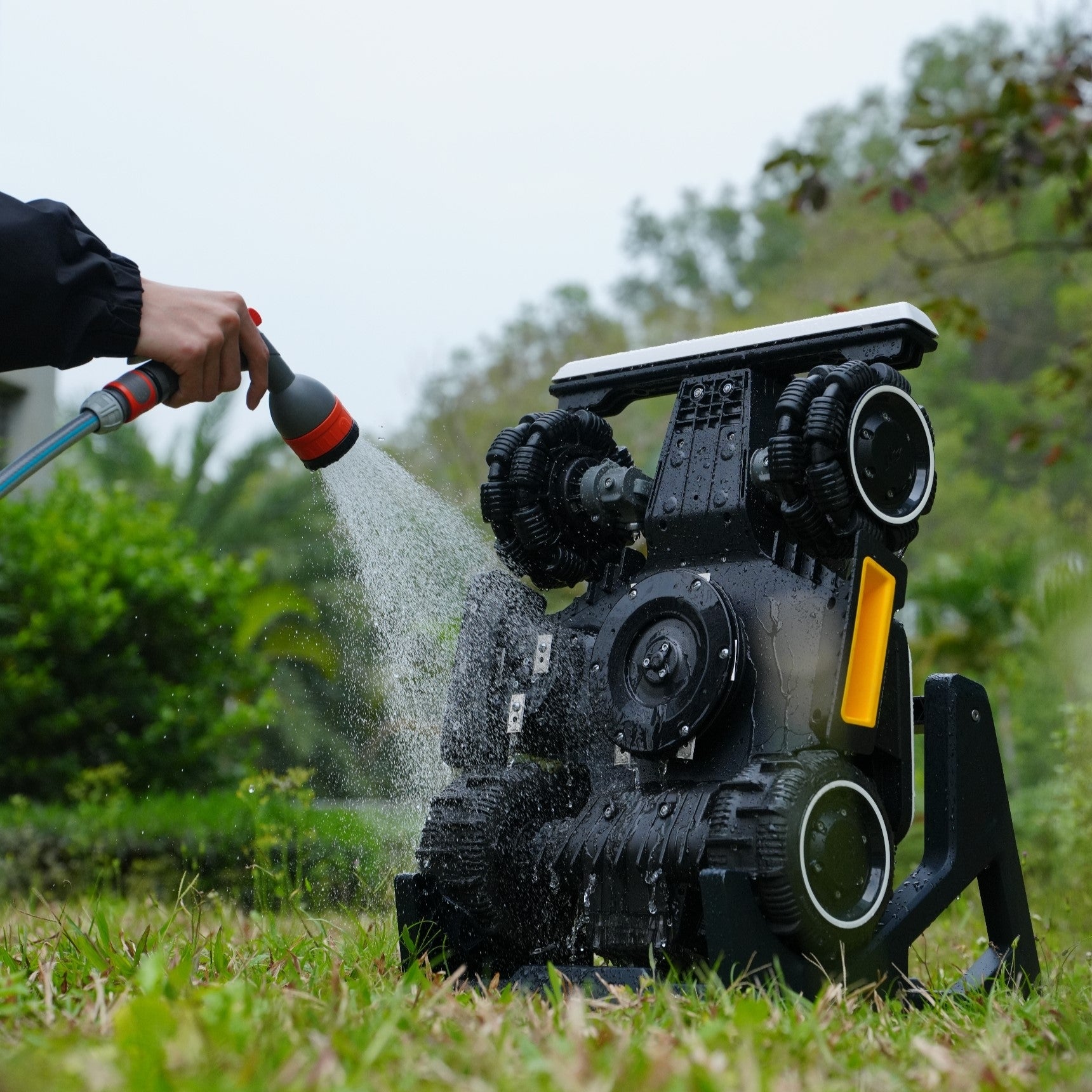 Stativ til rengøring af plæneklipper